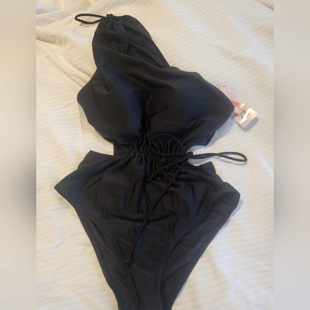 FREE W/ PURCHASE NWT one shoulder monokini sz M